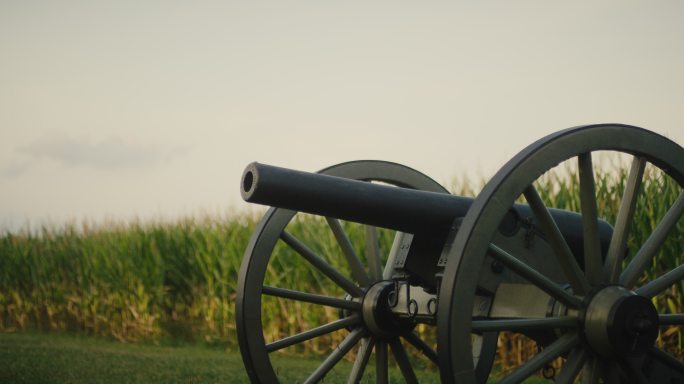 宾夕法尼亚州葛底斯堡国家军事公园玉米地旁的美国内战大炮