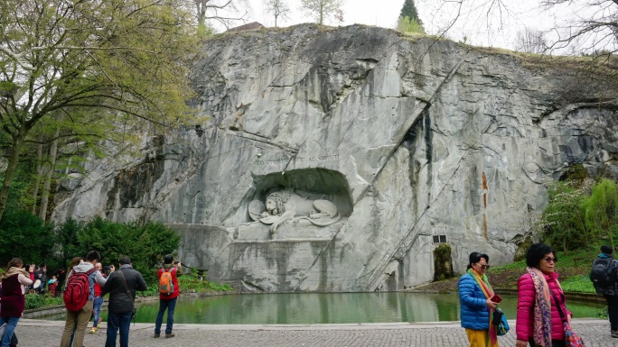 瑞士卢塞恩4k延时狮子纪念碑与游客