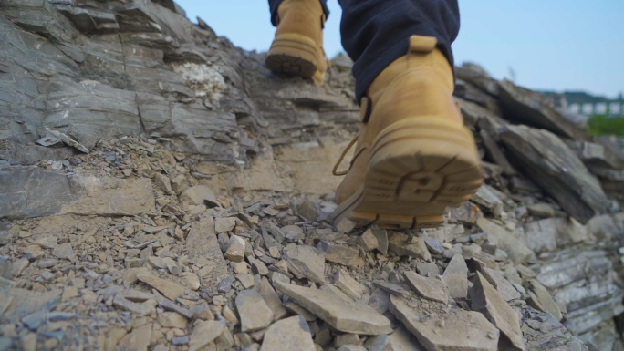 登山踩踏碎石瞬间登山脚步特写户外探险空镜