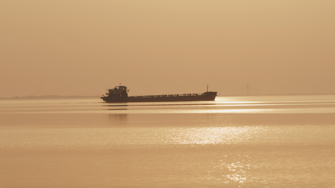 波光粼粼湖面上的货船