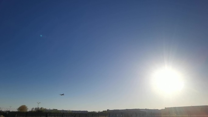 飞机降落穿过太阳