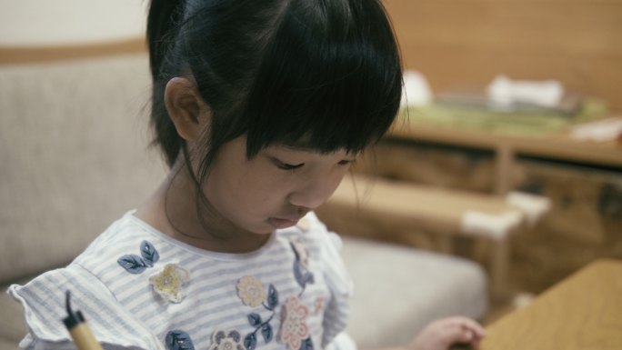 日本女孩在元旦写日本书法