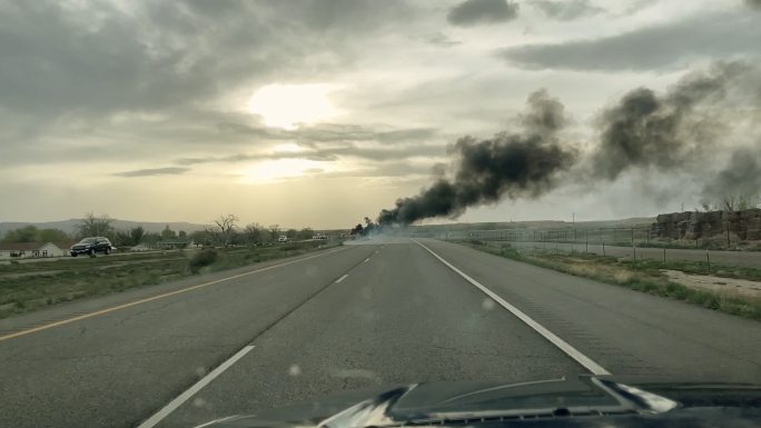 科罗拉多州西部70号州际公路中央分隔带的汽车火灾视频系列