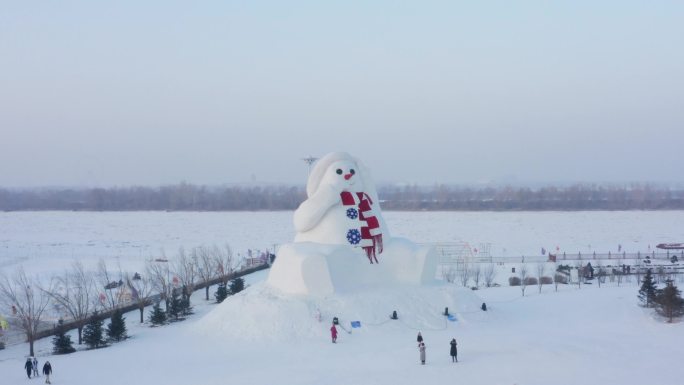 哈尔滨江边大雪人航拍