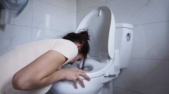 女人在厕所呕吐干呕神经性厌食症中毒