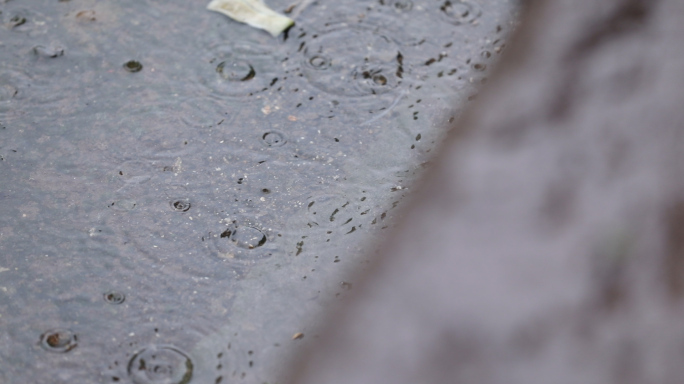 阳台下雨天