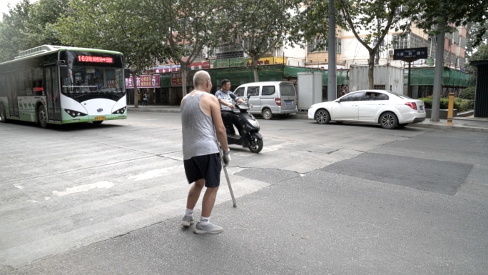 老年人残疾人过马路