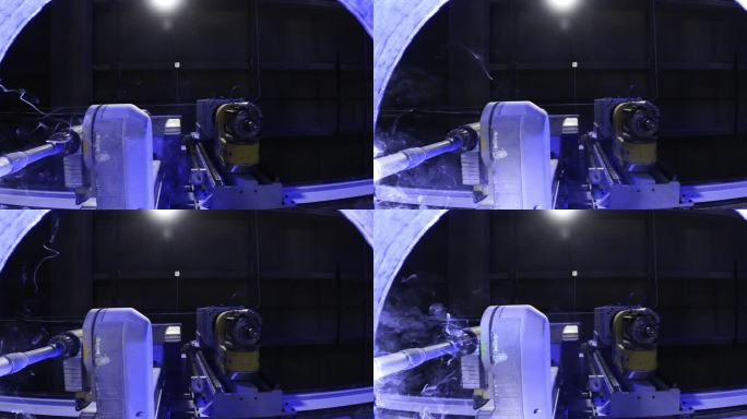 在室内制造设备中焊接铝的机器人CNC机械臂的金属鼓内拍摄