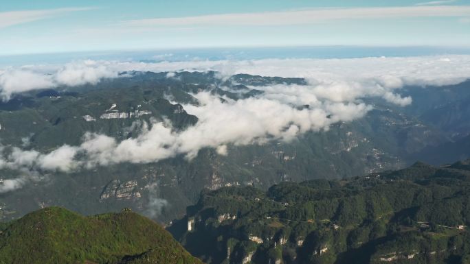 4k航拍宏伟壮观高山峡谷云海