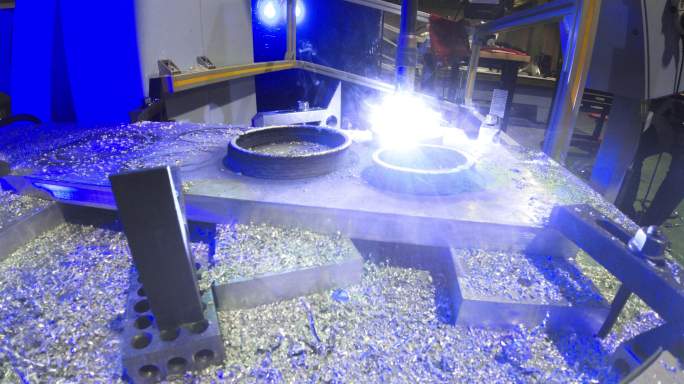 机器人CNC机械臂在室内制造设备中铣削和焊接金属鼓形铝的时间延迟