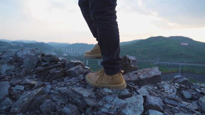 登上山顶登山脚步特写山顶前行脚步户外探险