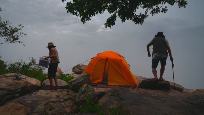在雾中旅行帐篷野营露营悠闲假期周末