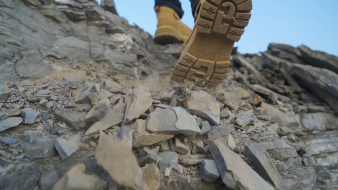 登山脚步特写踩踏碎石跋山涉水登山鞋探险