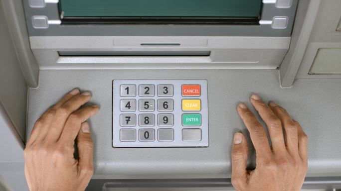 LD女士在输入PIN号码时屏蔽ATM上的键盘