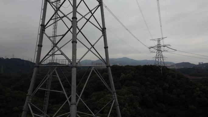 大湾区山顶电塔电塔密集建满山高速公路