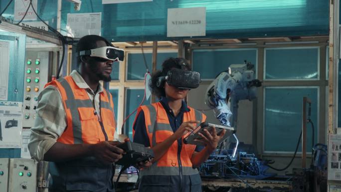 两名非洲黑人工程师在自动化工厂使用VR护目镜。