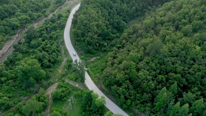 航拍盘山公路上的越野车