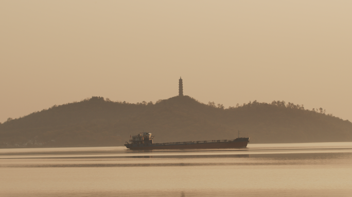 湖面岛屿和货船