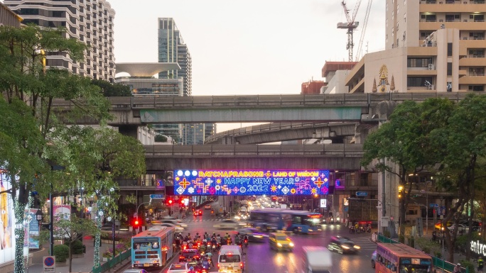 4K TL昼夜：曼谷市的交通和火车运输。（放大）