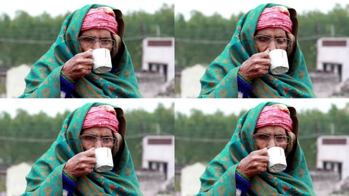 印度农村老妇人在清晨喝茶