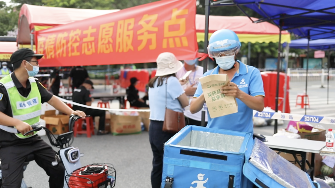 新冠疫情小区封控封锁 志愿者送餐