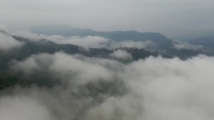云雾缭绕大美河山