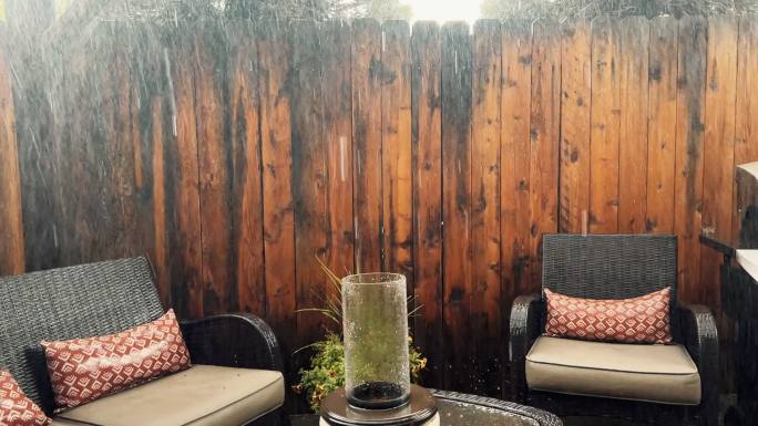 国内房间视频系列中罕见的夏季暴雨室外景观