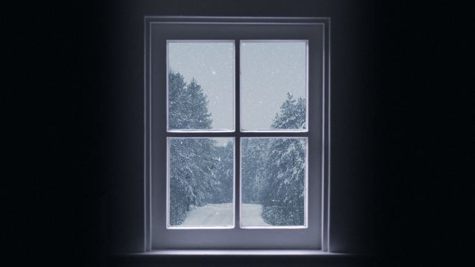 木窗的轮廓，俯瞰着冬日森林。美丽的冬季景观，飘雪。