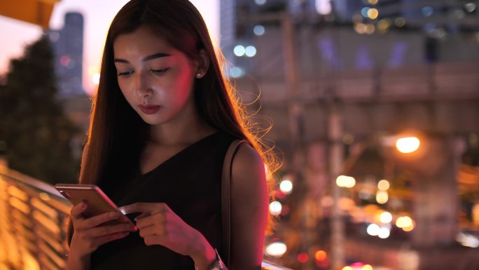孤独的日本女人下班后用手机发短信