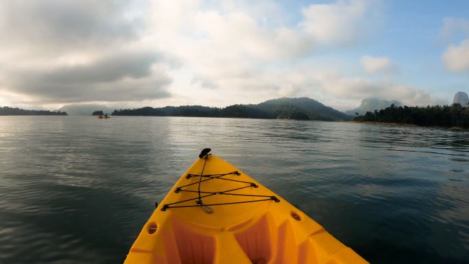 日出时在湖中划独木舟时的观景视角。calm