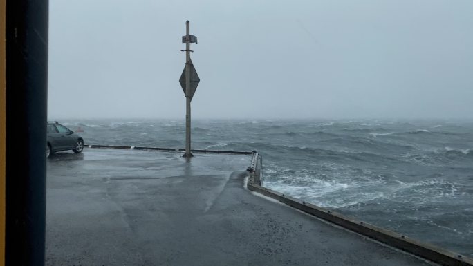 卑尔根的风暴大风和波涛汹涌的海面：极端天气条件