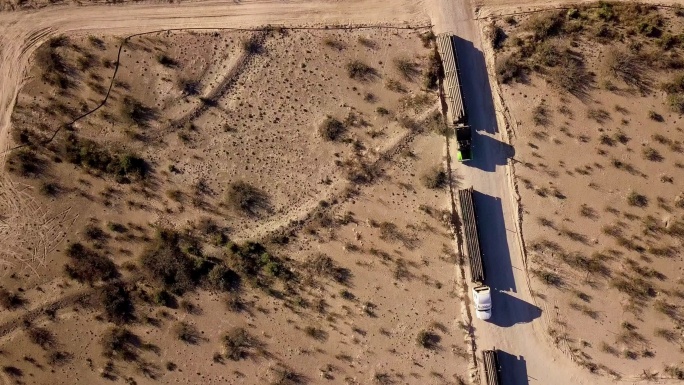 德克萨斯州西部南部特拉华盆地油田压裂钻机上的油罐车排成一列