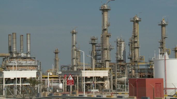 炼油厂烟囱工业革命油田开采废弃工厂