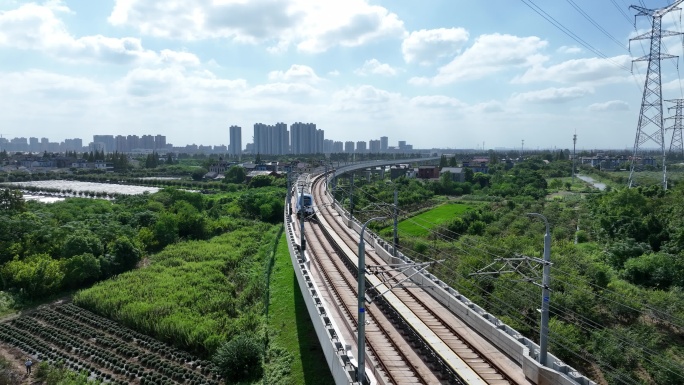 航拍高架弯道上行驶的列车