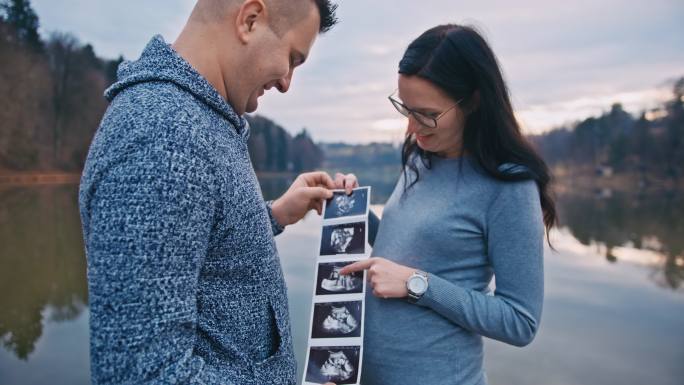 中年夫妇在看婴儿的超声波扫描