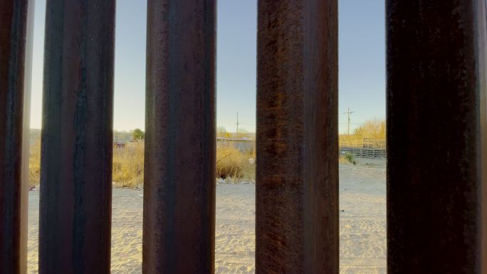 新墨西哥州Sunland公园的国际边境墙，俯瞰阿纳普拉港奇瓦瓦