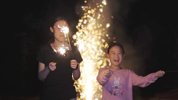 快乐的亚洲女孩玩火花