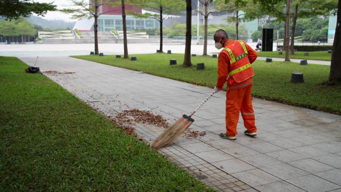 环卫工人打扫广场卫生深圳市民中心