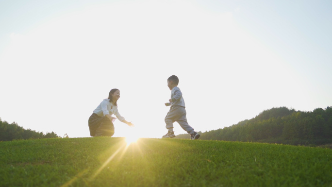 妈妈抱起小孩转圈圈小孩冲向妈妈们怀抱拥抱