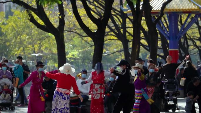 公园里跳藏族舞的老人们