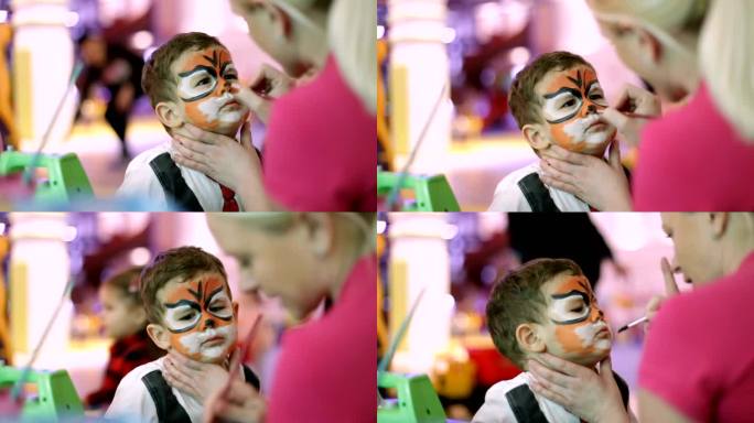 在孩子的脸上画一只老虎