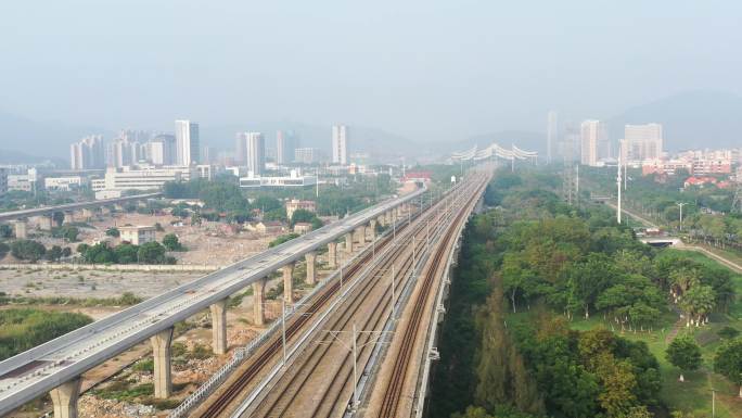 雾霾天气下的城市高架铁路