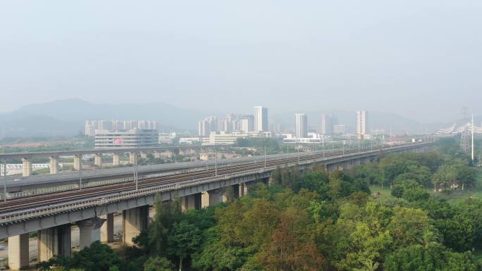 雾霾天气下的城市高架铁路