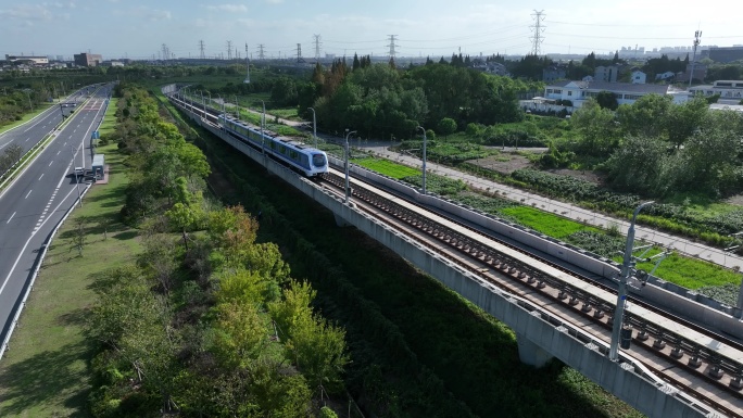 跟踪航拍列车行驶在高架上