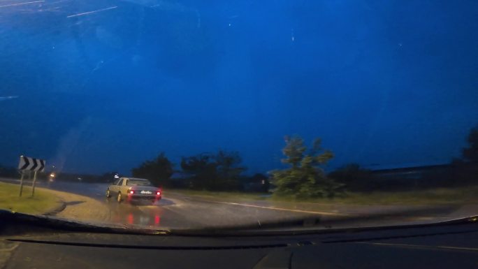 在大雨中驾驶汽车，驾驶员和副驾驶员的视角