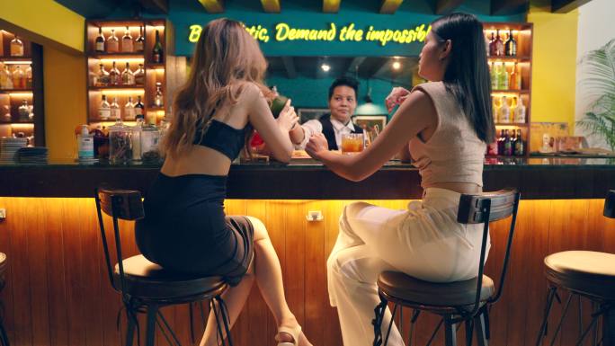 酒保加班。在酒吧和餐厅向前来使用酒吧服务的顾客展示鸡尾酒。