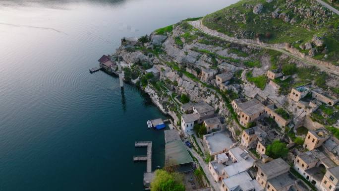 Halfeti：一个历史悠久的土耳其小镇，被部分淹没，淹没的清真寺尖塔4K无人机镜头