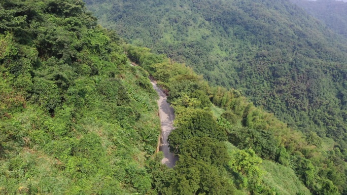 航拍 | 车开在山路