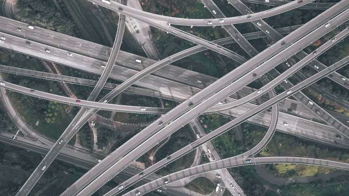 复杂天桥和繁忙交通的T/L PAN鸟瞰图