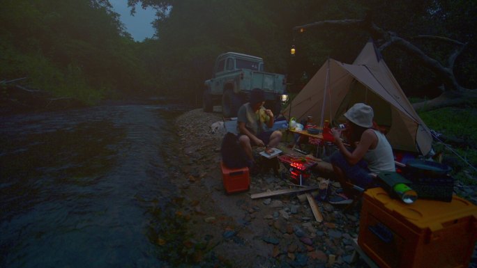 用餐时间露营野外生存